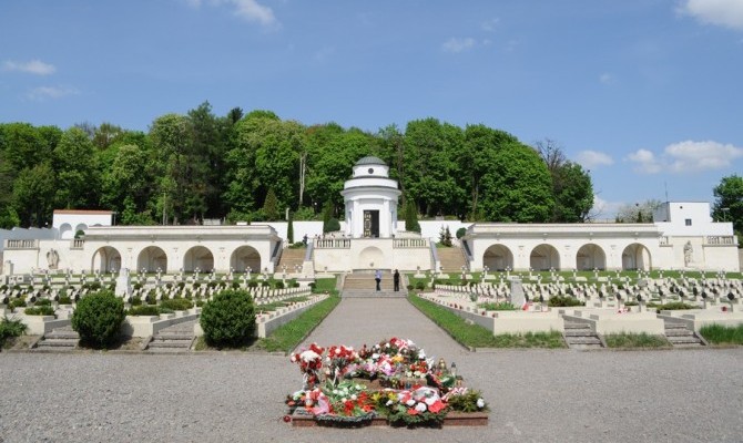 Во Львове произошел взрыв возле польского Мемориала орлят