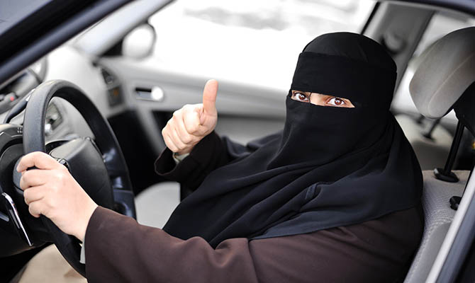 Женщины в Саудовской Аравии с сегодняшнего дня получили право водить автомобиль