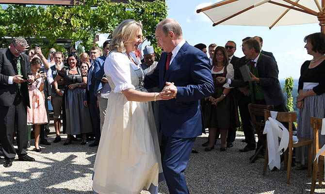 В Кремле рассказали, чем Путин отличился на свадьбе главы МИД Австрии