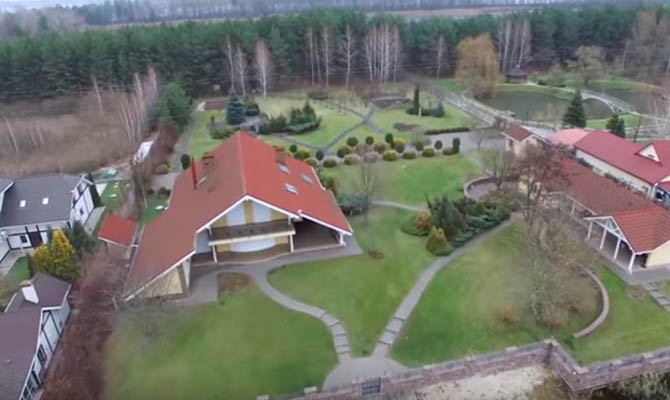 Черновецкий показал свой скромный домик в Конче-Заспе (ФОТО)
