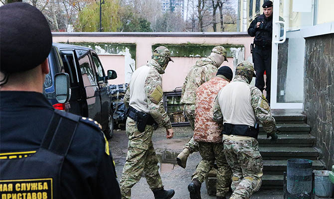 Россия пустила дипломатов к захваченным украинским морякам