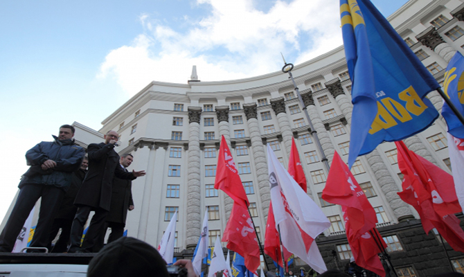 Протестующие заблокировали все входы в Кабмин и Нацбанк