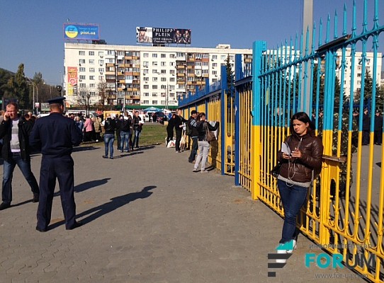 Под ЦИК митингующие требуют люстрации