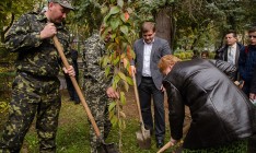 Лидеры «ЗАСТУПа» высадили калиновую аллею в память о солдатах, погибших в Донбассе