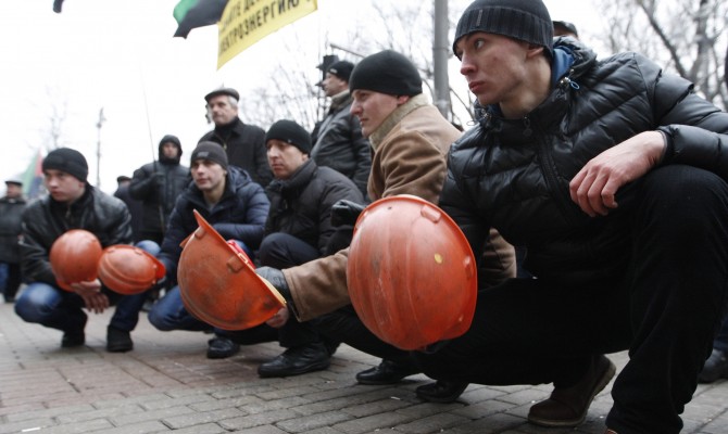 Около тысячи шахтеров протестуют у стен Верховной Рады