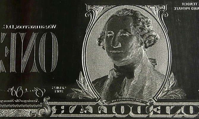 Доллар на черном рынке подешевел в продаже