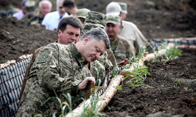 Порошенко подписал закон об одноразовой помощи раненым во время АТО волонтерам и добровольцам