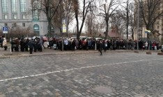 Под НБУ новый митинг: протестующие перекрыли дорогу и требуют лучшей жизни