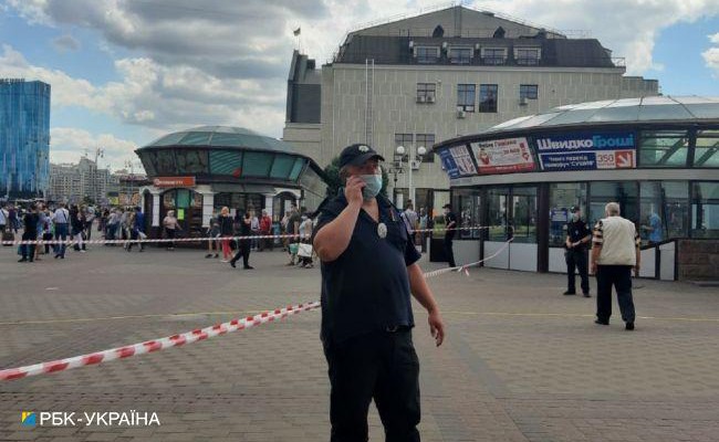 В Киеве возле вокзала нашли подозрительный чемодан, станцию метро закрыли